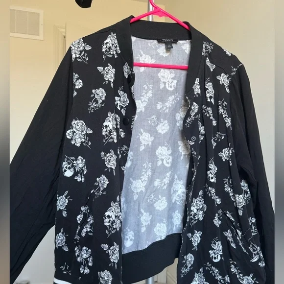 Torrid Floral Skull Bomber size 2 - Picture 5 of 6